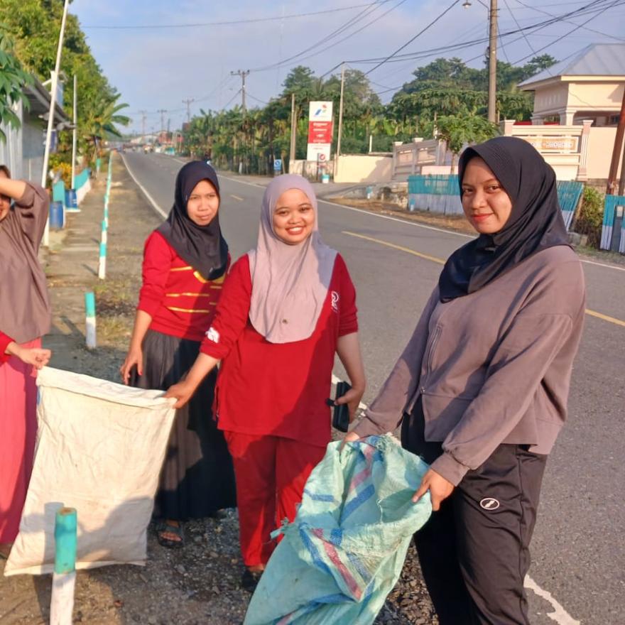 Pemerintah Desa Mario Gelar Jumat Bersih dan Pemasangan Patok di Jalan Poros